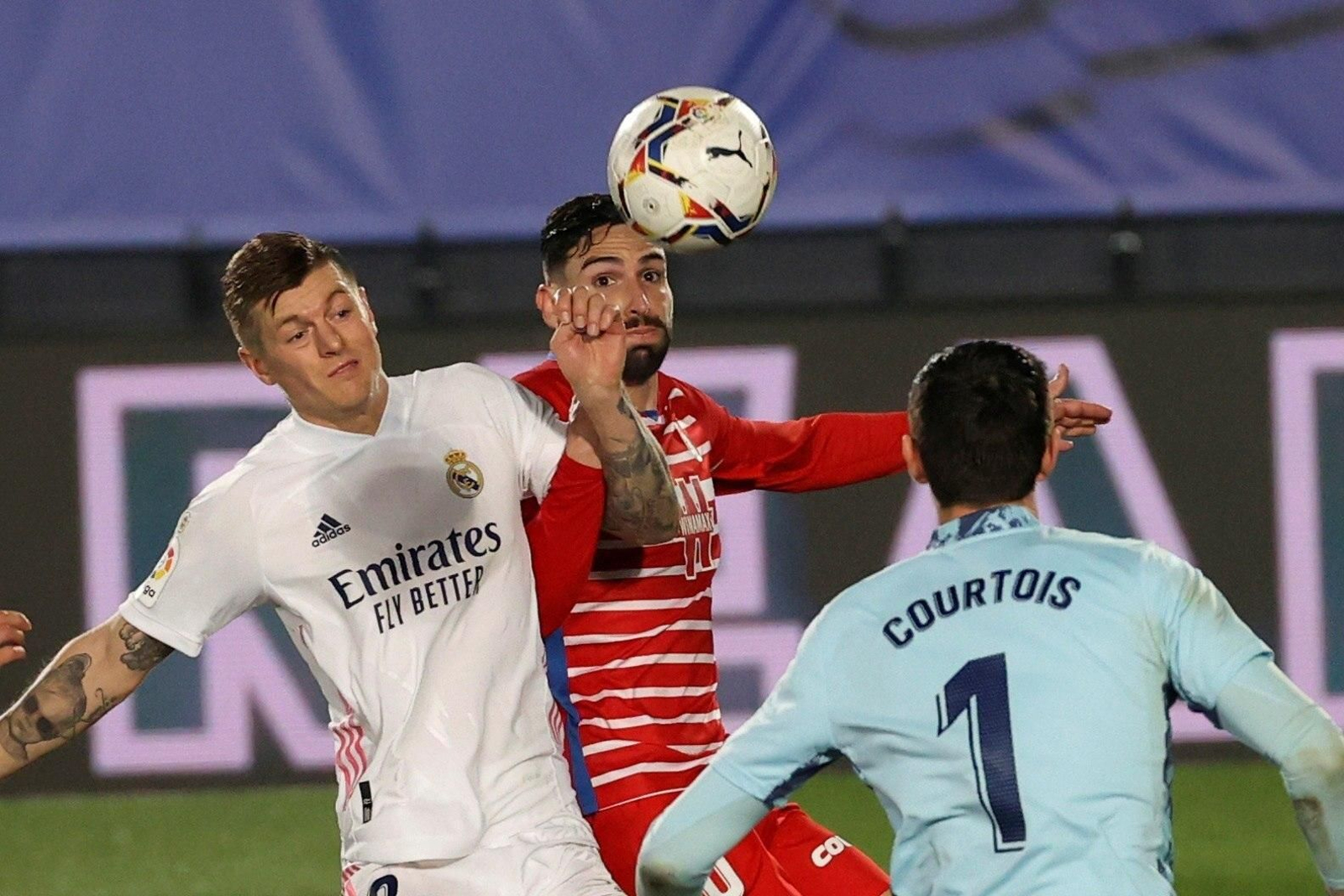 Puertas, tras Kroos, intenta superar a Courtois el pasado miércoles en el Madrid-Granada.