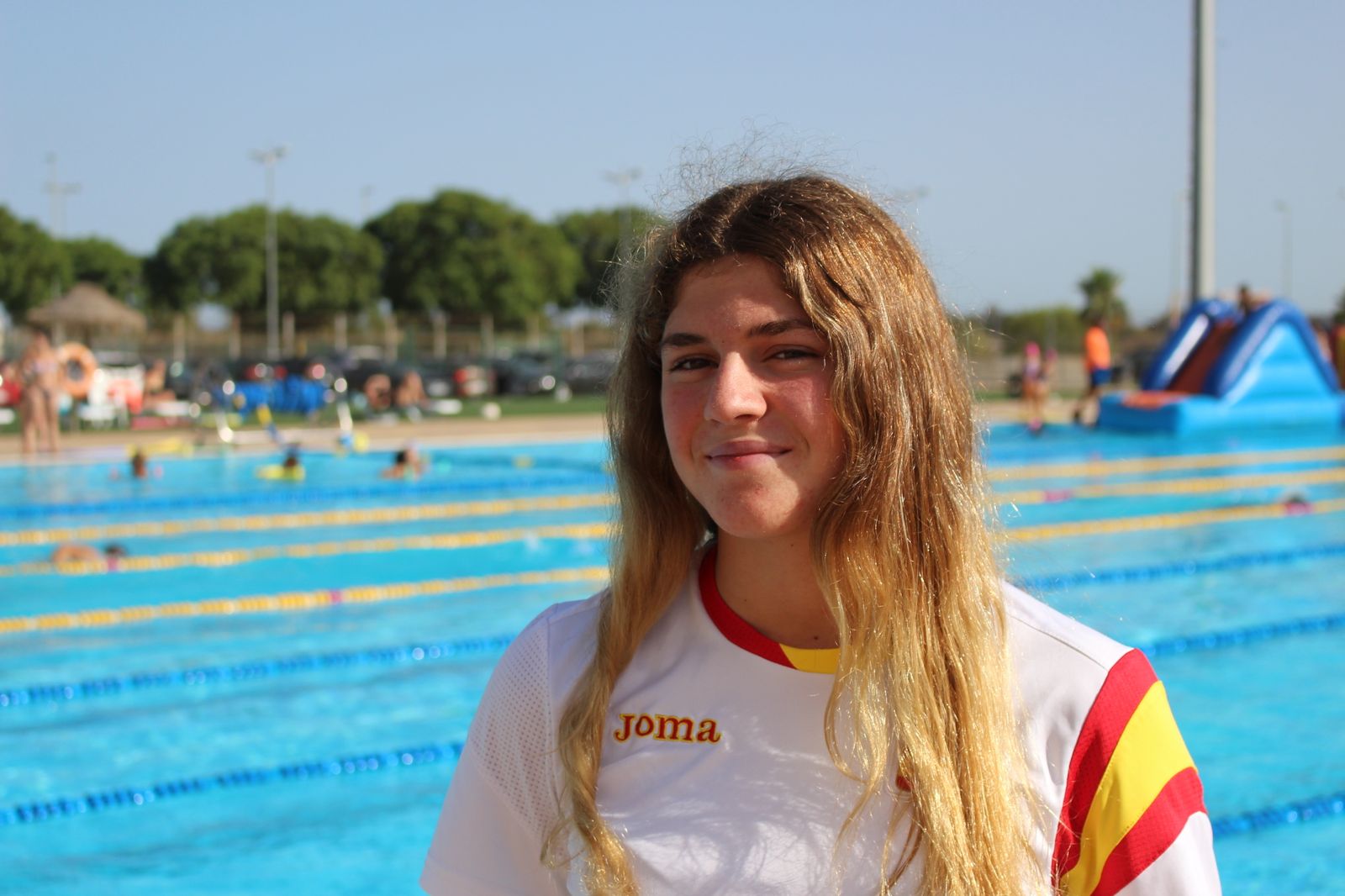 María Claro, posando en la piscina exterior de Inacua.