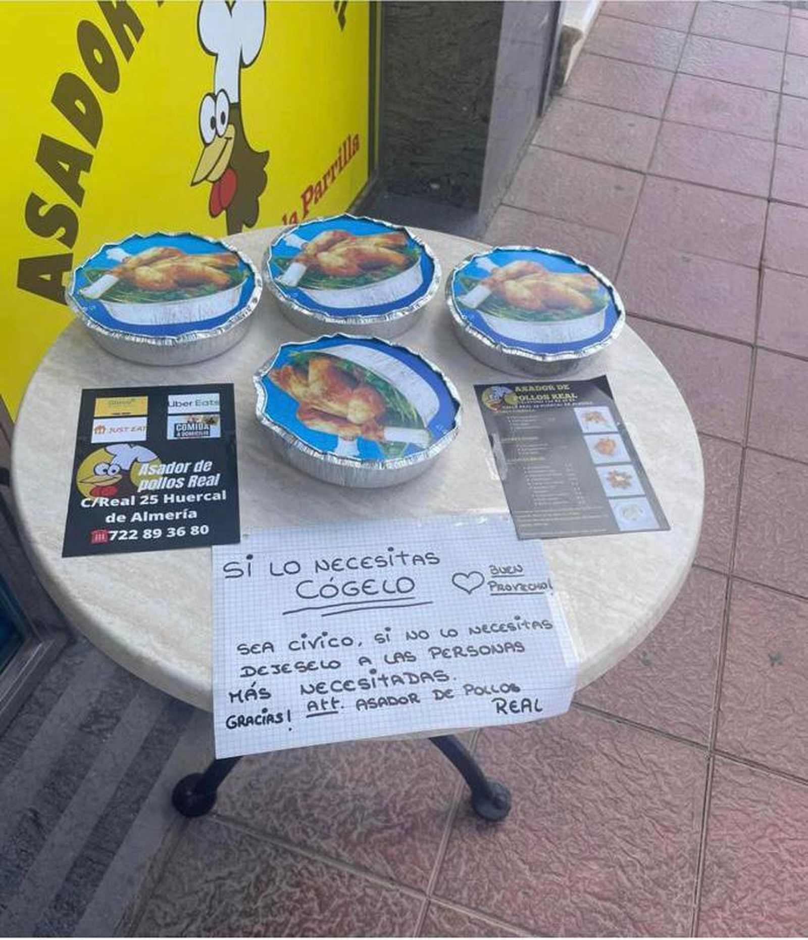 Un asador de pollos ayuda a los más necesitados