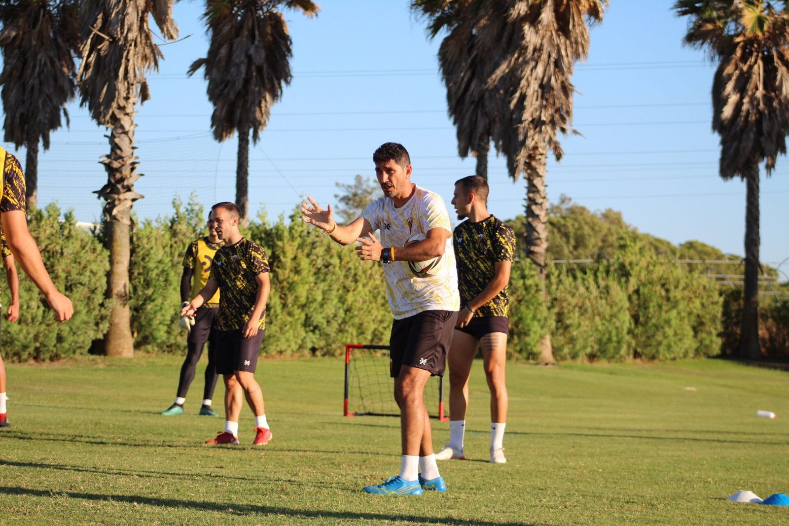 Pavón da instrucciones durante un entrenamiento del cuadro aurinegro.