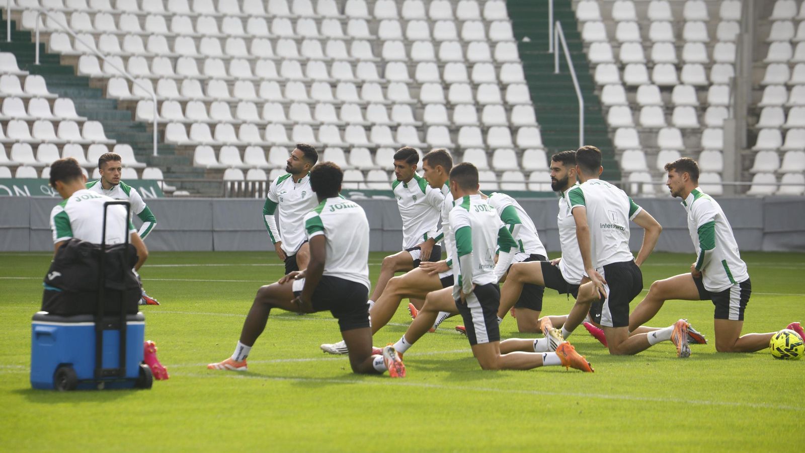 Los jugadores del Córdoba CF estiran antes de un entrenamiento en El Arcángel.