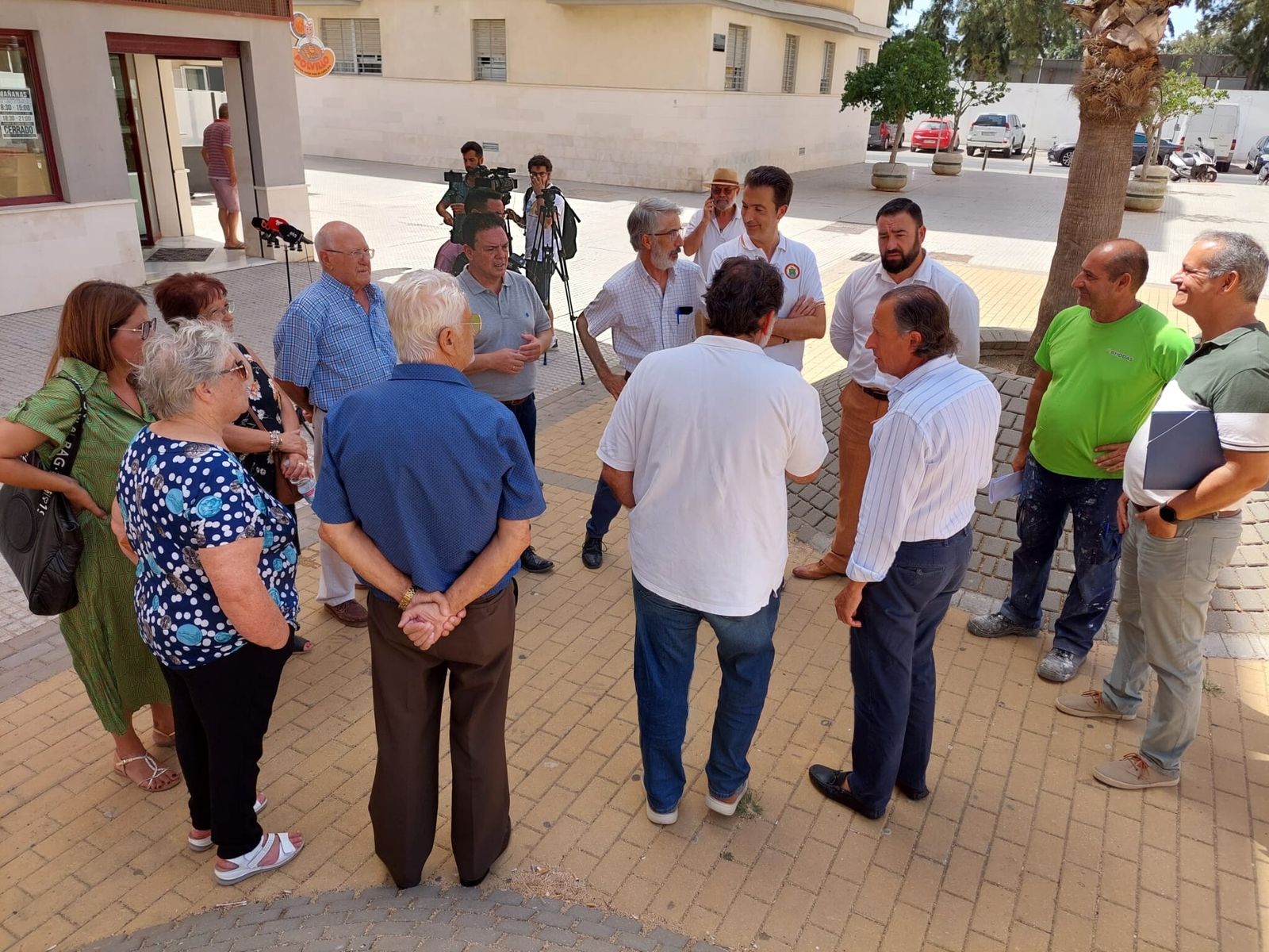 Visita del alcalde a la barriada.