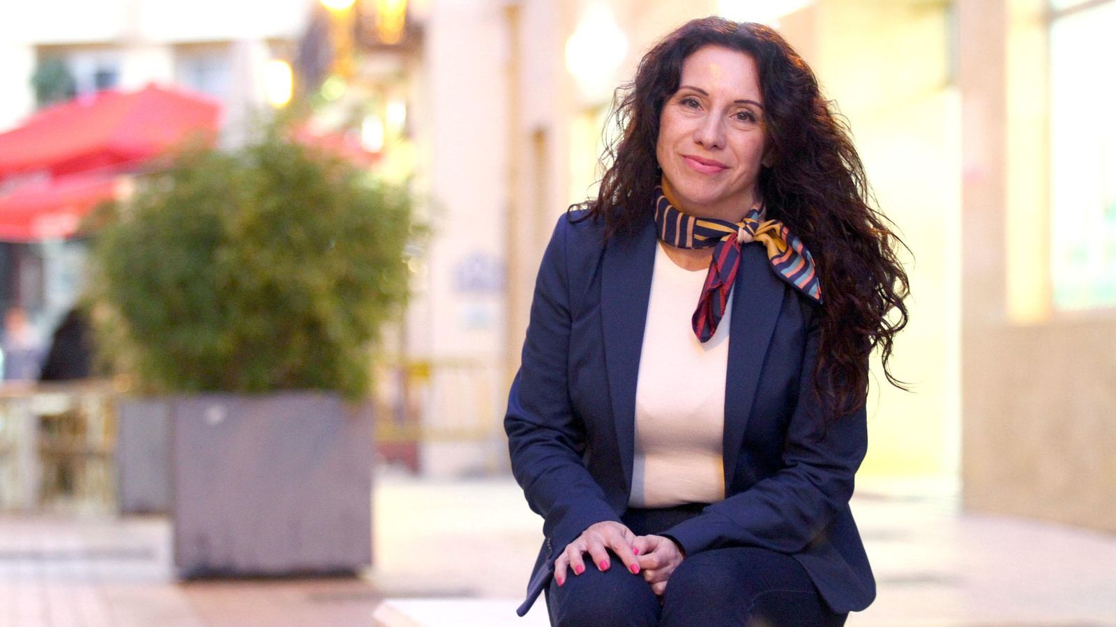 La consejera de Igualdad, en la calle Mora Claros.