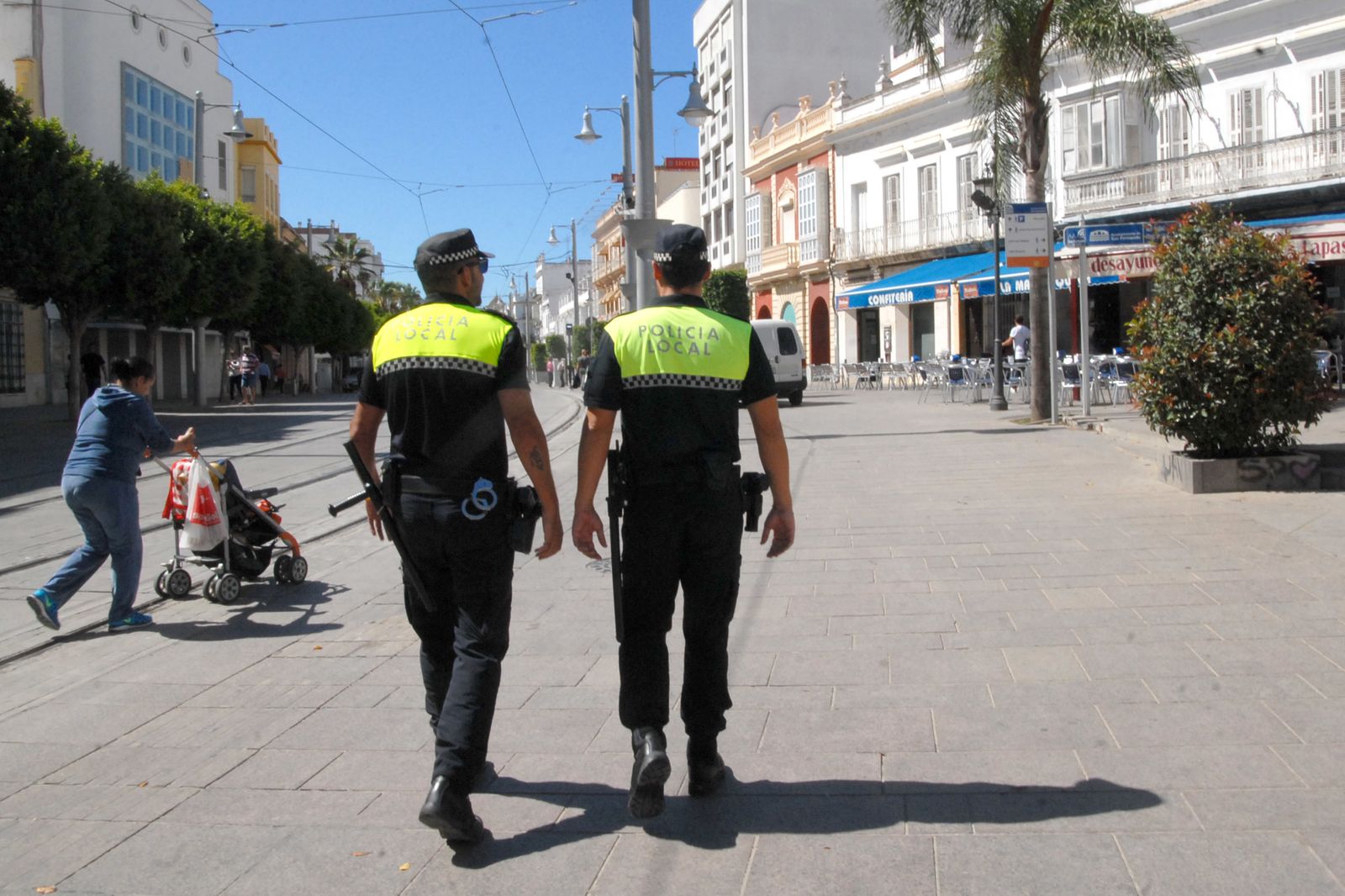 Dos agentes de la Policía Local por la calle Real, en una imagen de archivo