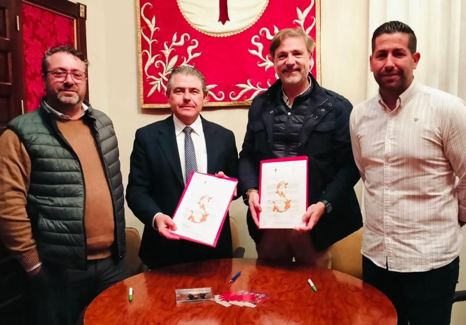 Manuel Murillo y Rafael López posan junto a miembros de la banda de la Salud.