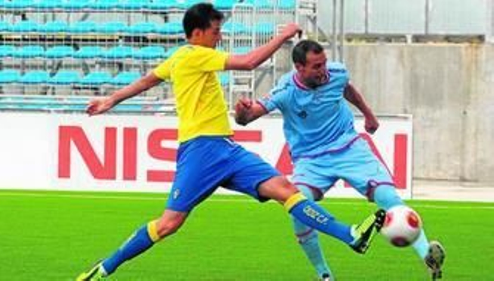Juan Villar trata de impedir el centro de un jugador del Lucena durante el partido disputado el pasado domingo.