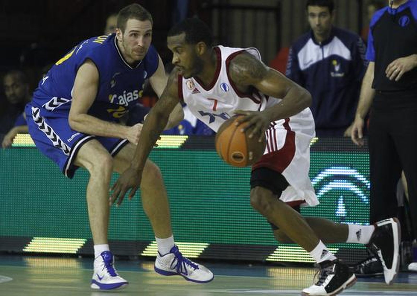 El Cajasol vuelve a perder (72-76), esta vez contra el Hapoel Jerusalén, en un partido con alternativas en el que tuvo en triunfo en sus manos, pero lo dejó escapar.

Foto: Antonio Pizarro