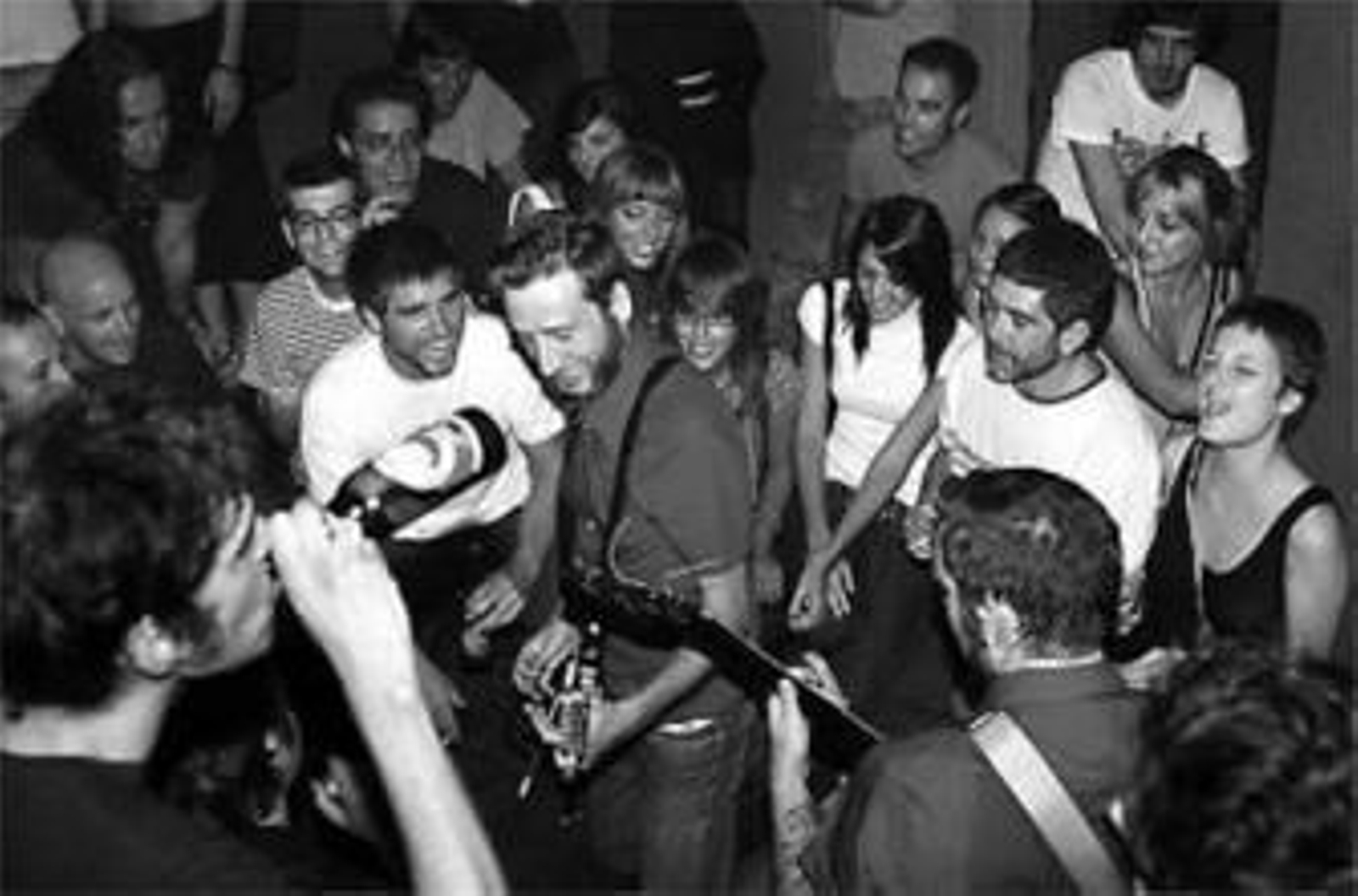 En el local ensayo, sin lujos, The Hollers se dejan ir.