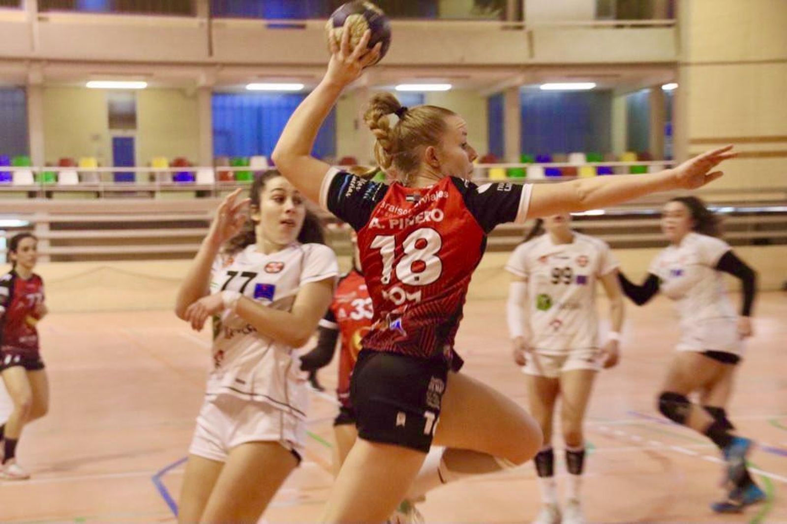 La extremo diestra rojilla Andrea Piñero realiza un lanzamiento a portería