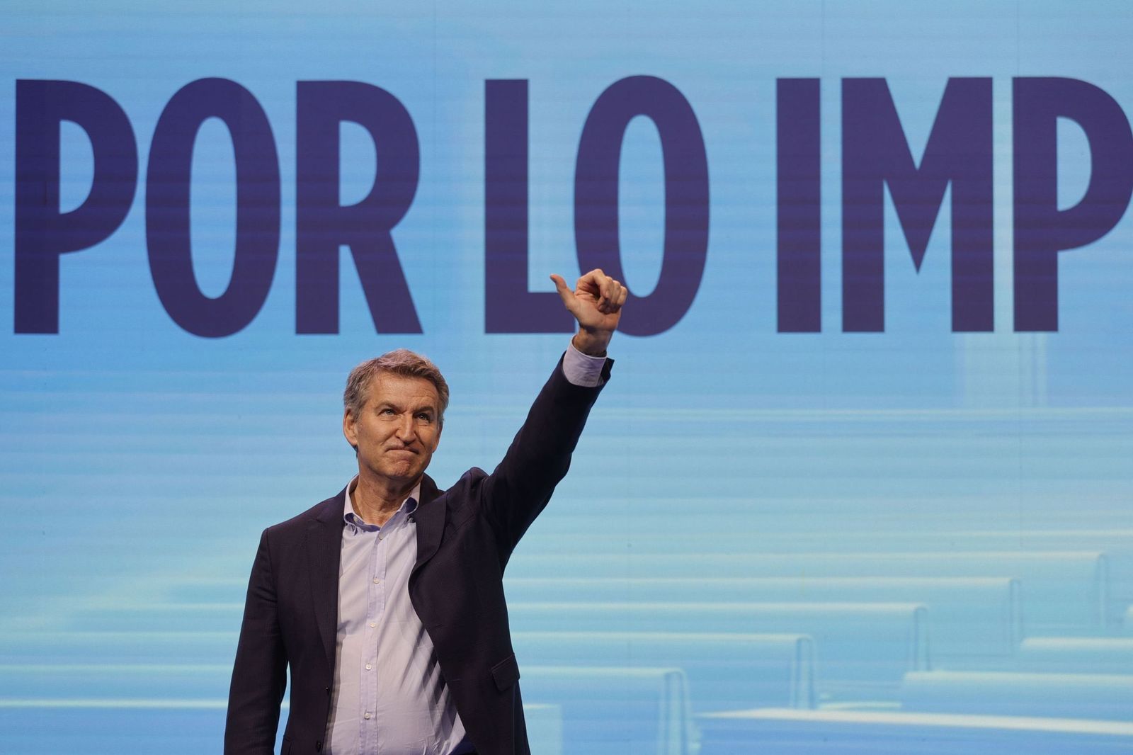 Alberto Núñez Feijóo saluda en La Coruña.