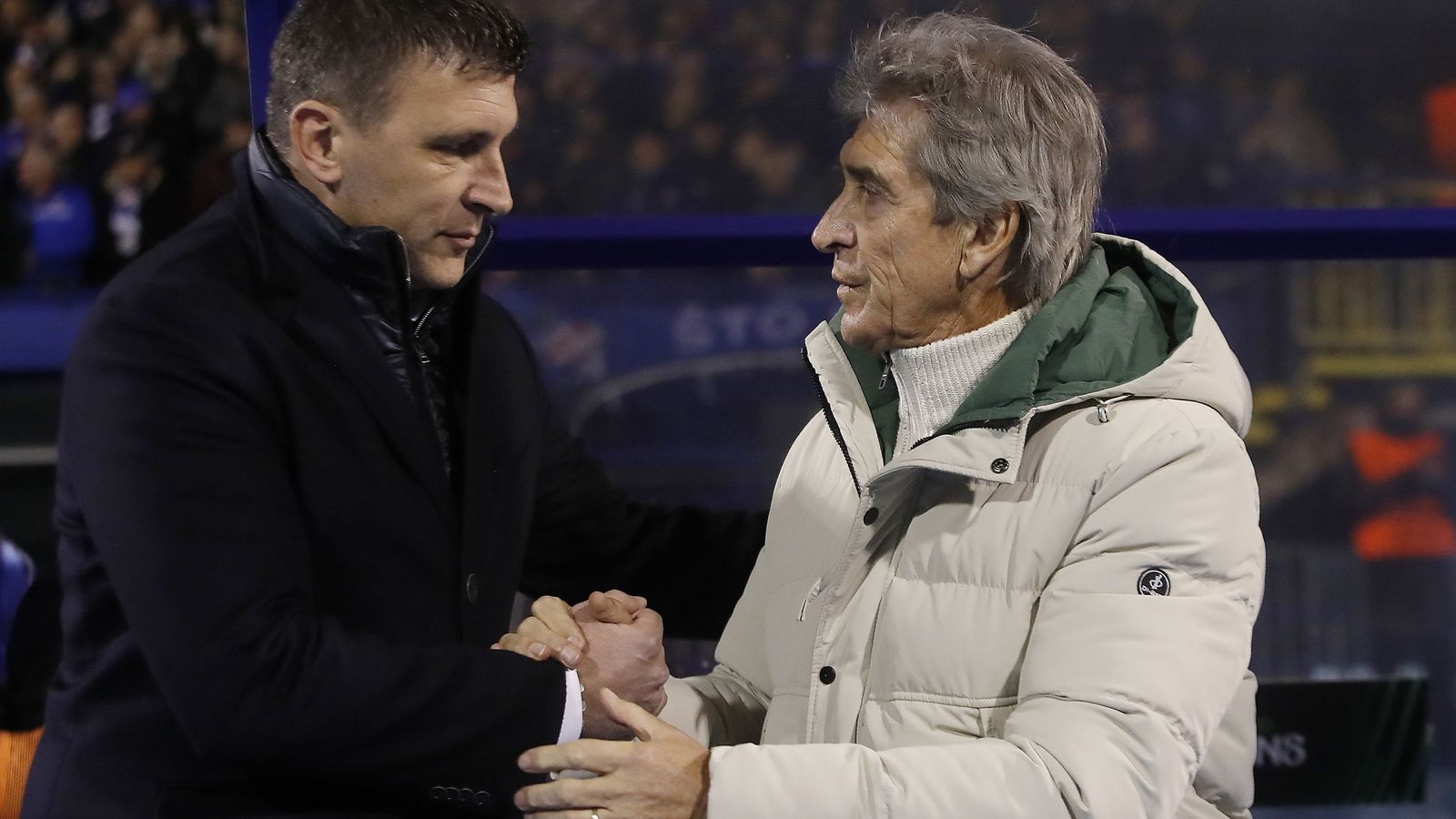 Pellegrini saluda al entrenador del Dinamo de Zagreb antes del inicio del partido.