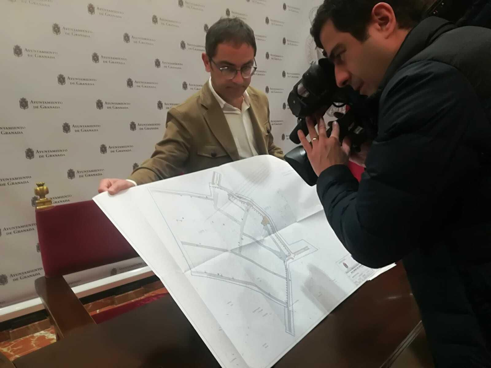 El concejal, Miguel Ángel Fernández, muestra el mapa de la intervención