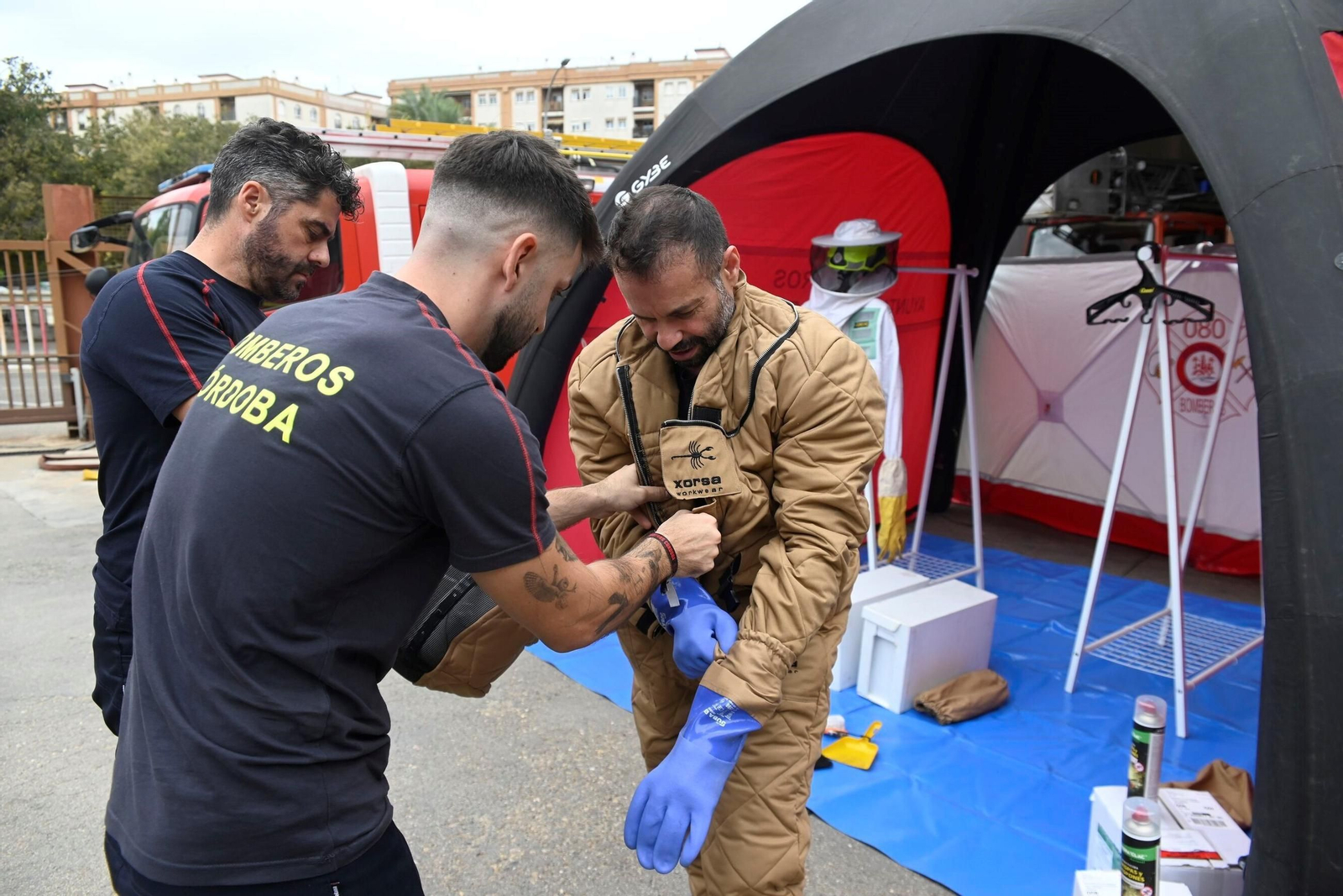 Los bomberos de Córdoba estrenan sus trajes contra el avispón oriental, en imágenes