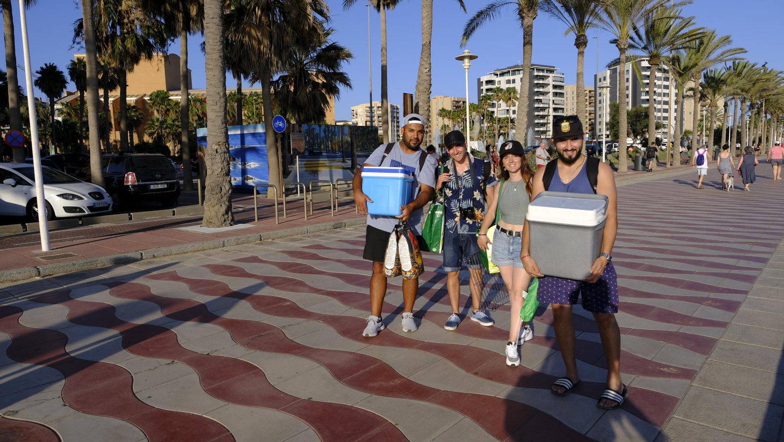 Imágenes de las hogueras de la Noche de San Juan en Almería capital