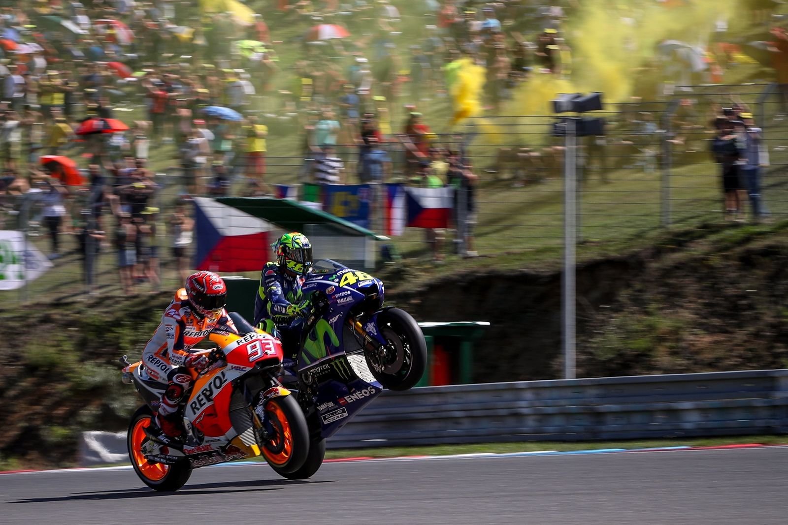 Marc Márquez y Valentino Rossi, emparejados en un punto del circuito de Brno durante un momento de la sesión de calificación.