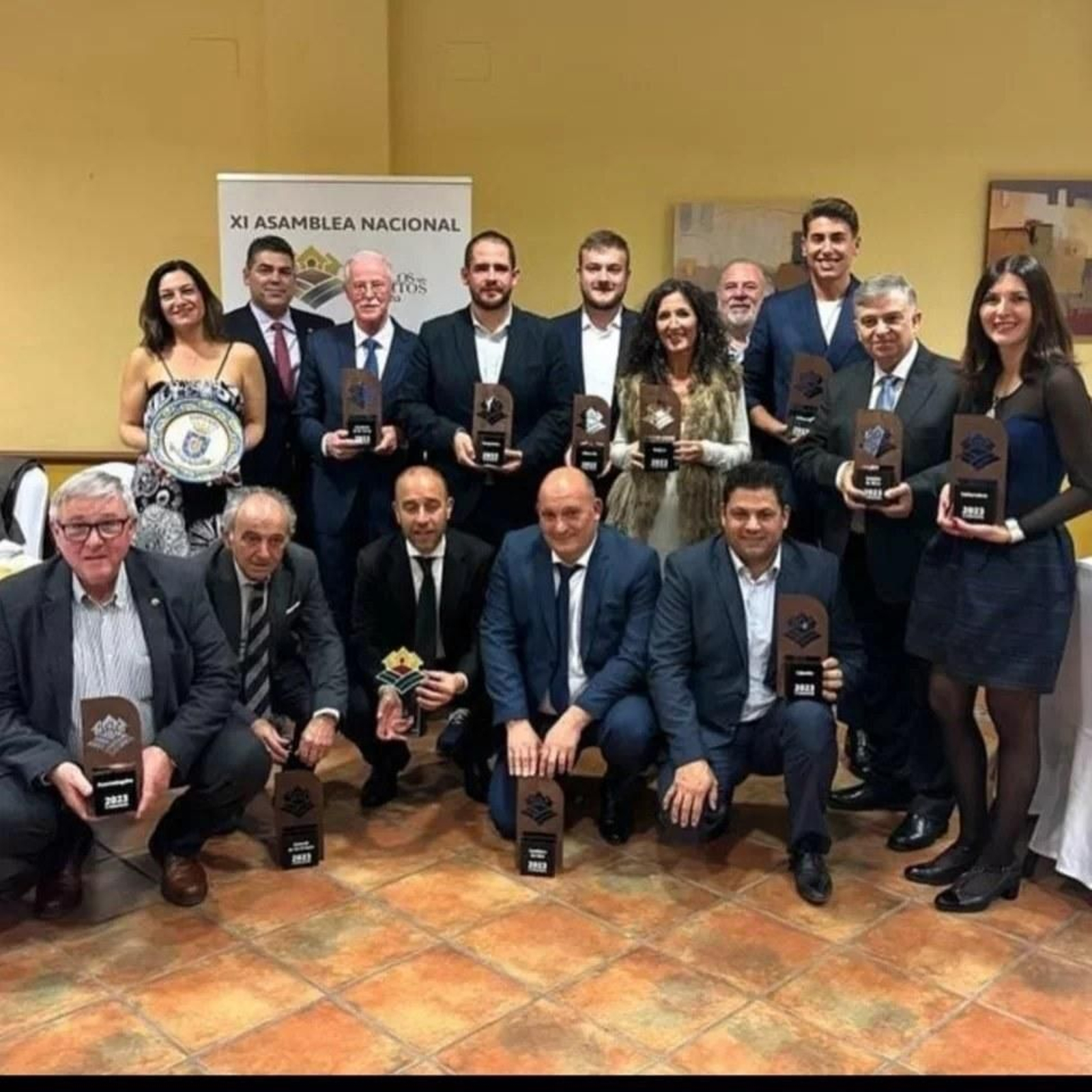 Representantes de los 14 miembros pioneros de la Red