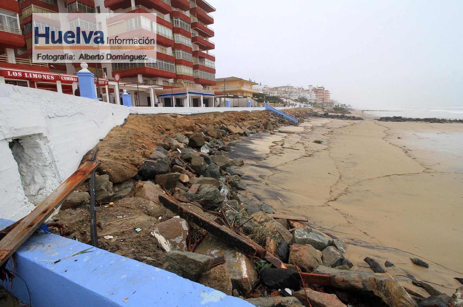 Imágenes del temporal de viento y lluvia en la playa de Matalascañas