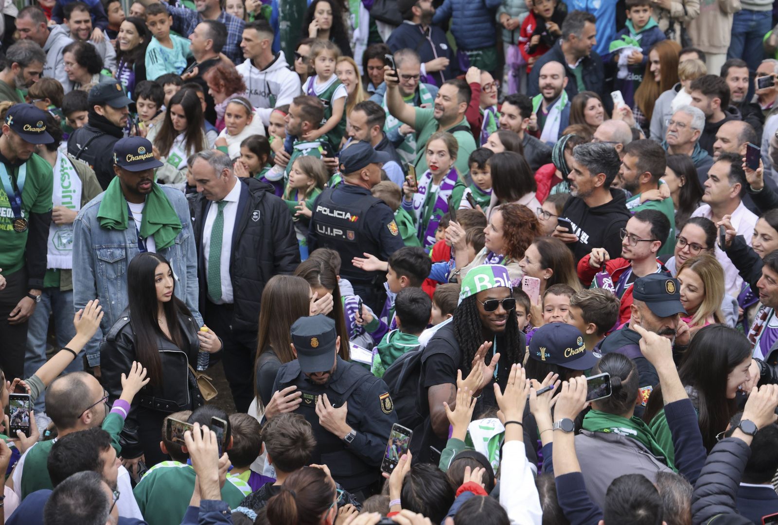 El Unicaja celebra en las calles de Málaga el título de la BCL