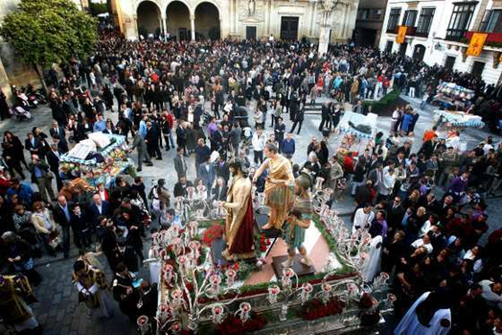 El Ecce Homo, por la Plaza de la Asunción antes de tomar dirección hacia Plateros y, de allí, a la Carrera Oficial.  Foto: Pascual