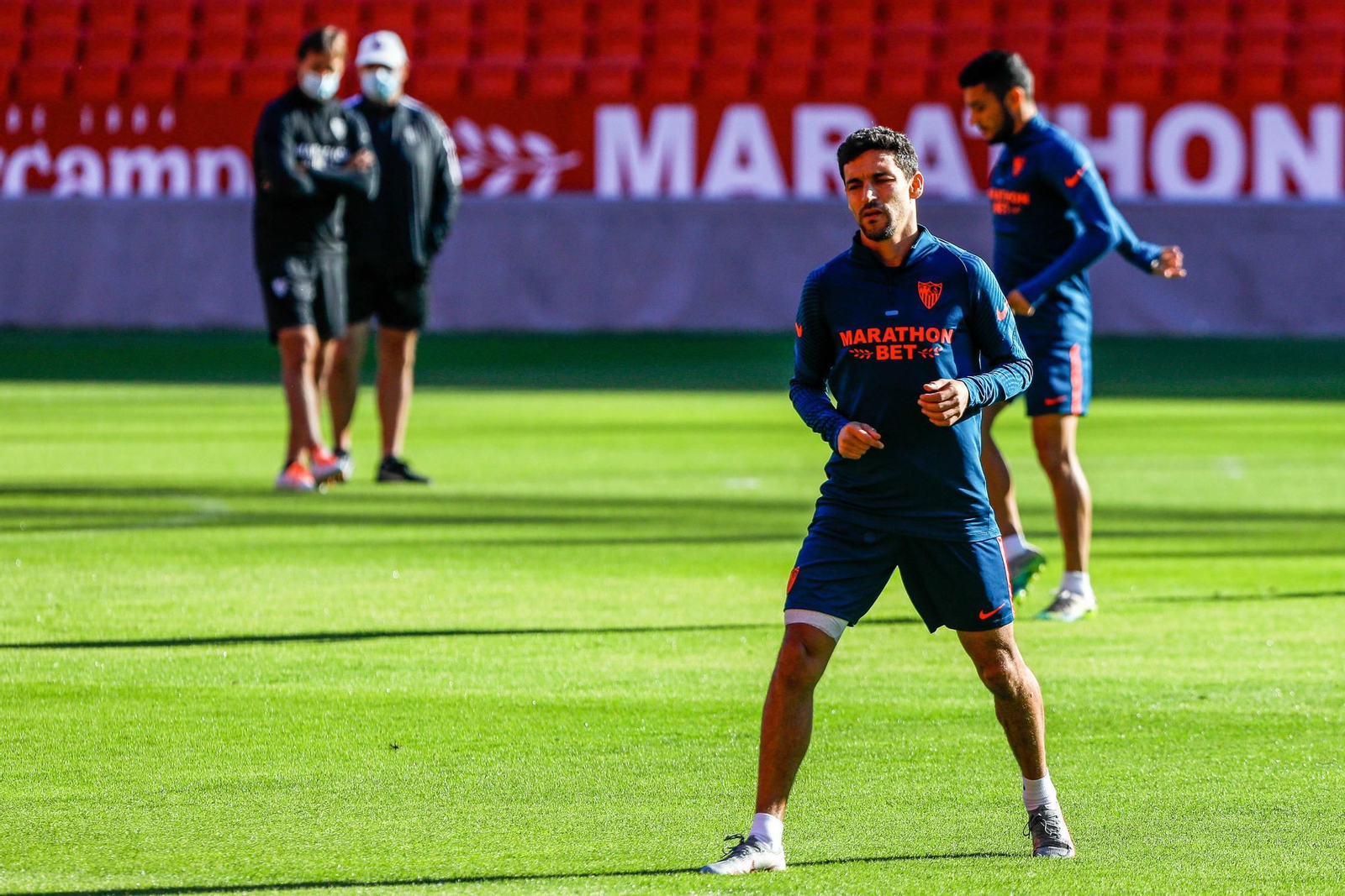 Jesús Navas luce un vendaje en el muslo en un entrenamiento reciente del Sevilla.