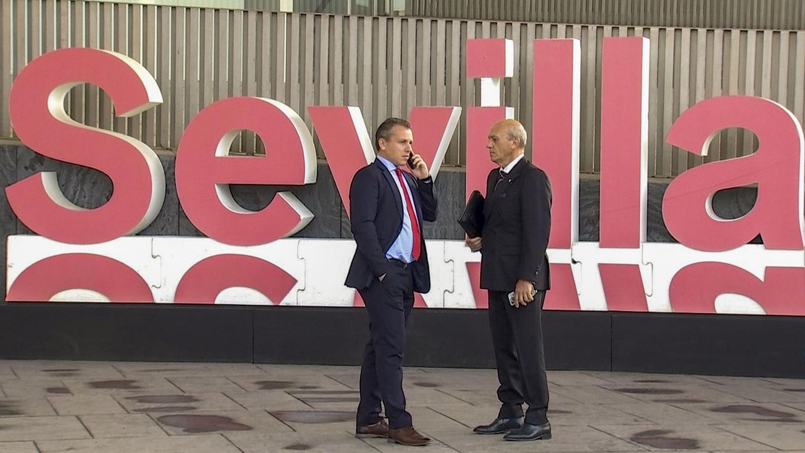 José María del Nido, máximo accionista, junto a su hijo Miguel Ángel antes de una Junta General.