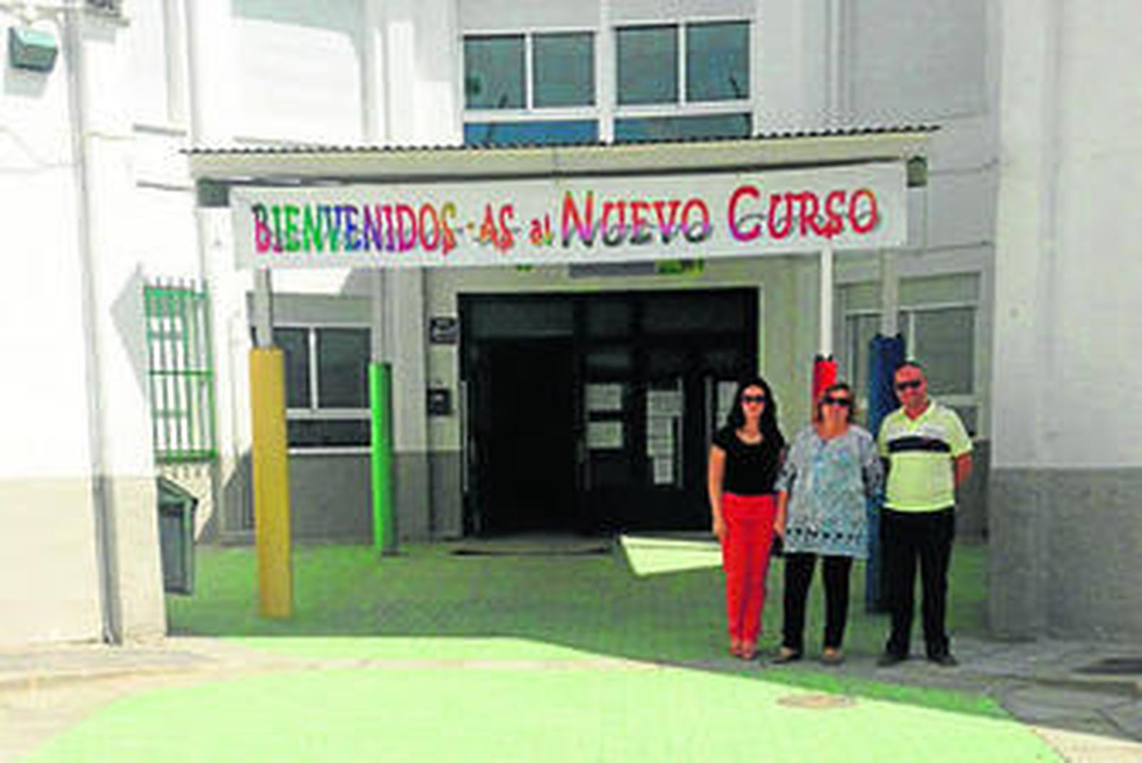 La alcaldesa y varios ediles durante su visita al centro educativo.