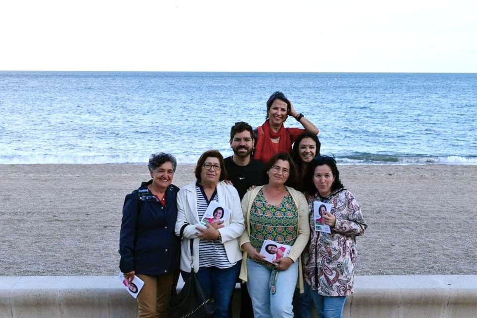 La candidata de IU, Belén Pérez, con miembros de su lista.