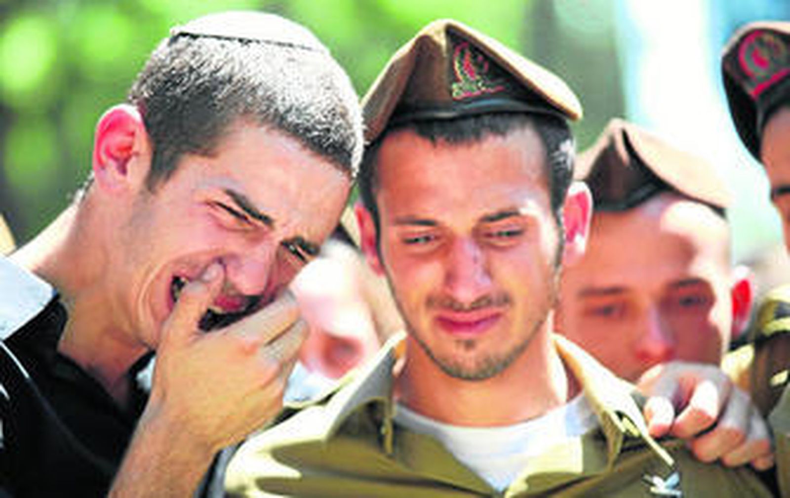 Jóvenes judíos lloran en el entierro de un compañero muerto el jueves en el atentado de Eilat.