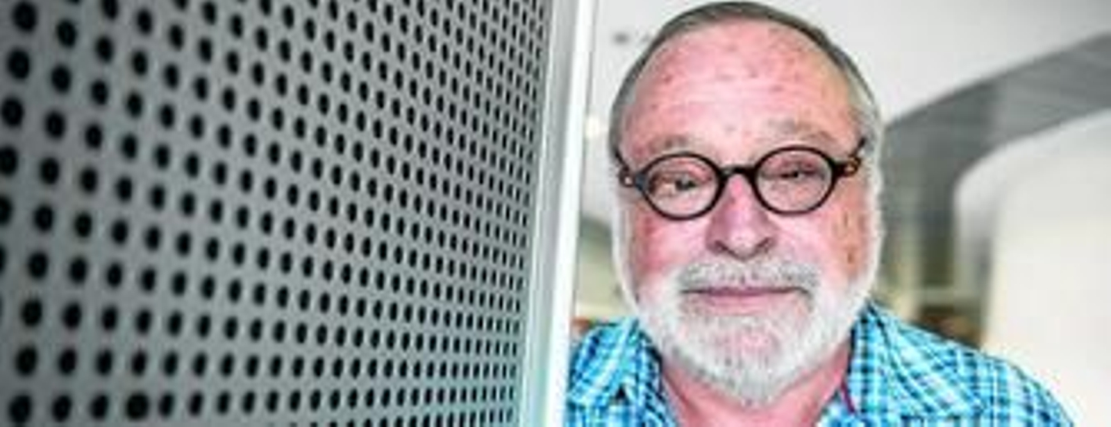 Fernando Savater tras su concurrida conferencia inaugural en la Diputación de Granada.