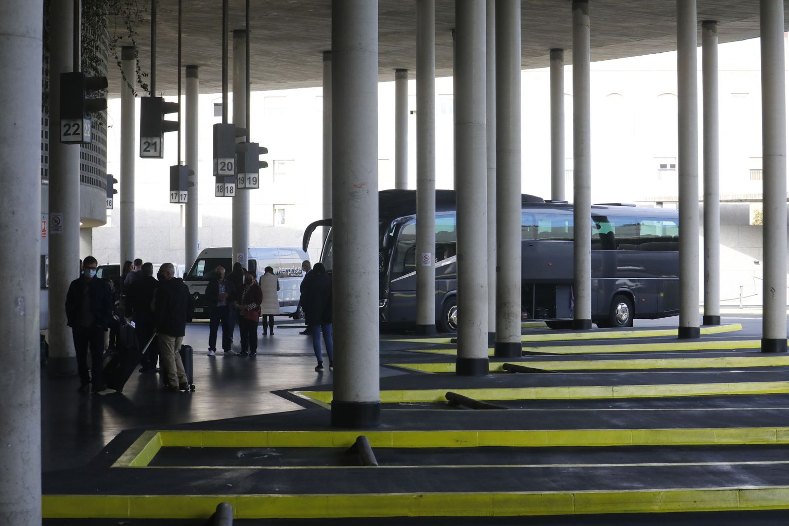 Usuarios de la estación de autobuses de Córdoba.
