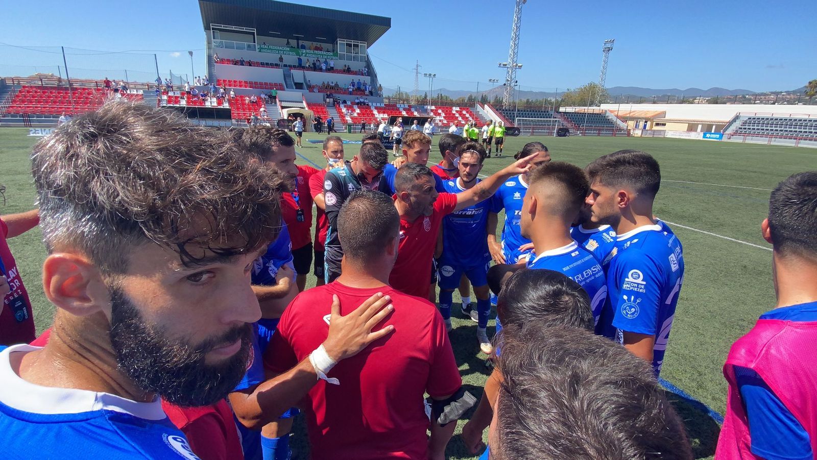 Emilio Fajardo, señalando a sus jugadores la ubicación de los aficionados azulinos en la final de la Copa RFAF para ir a darles las gracias por sus ánimos. XEREZCD