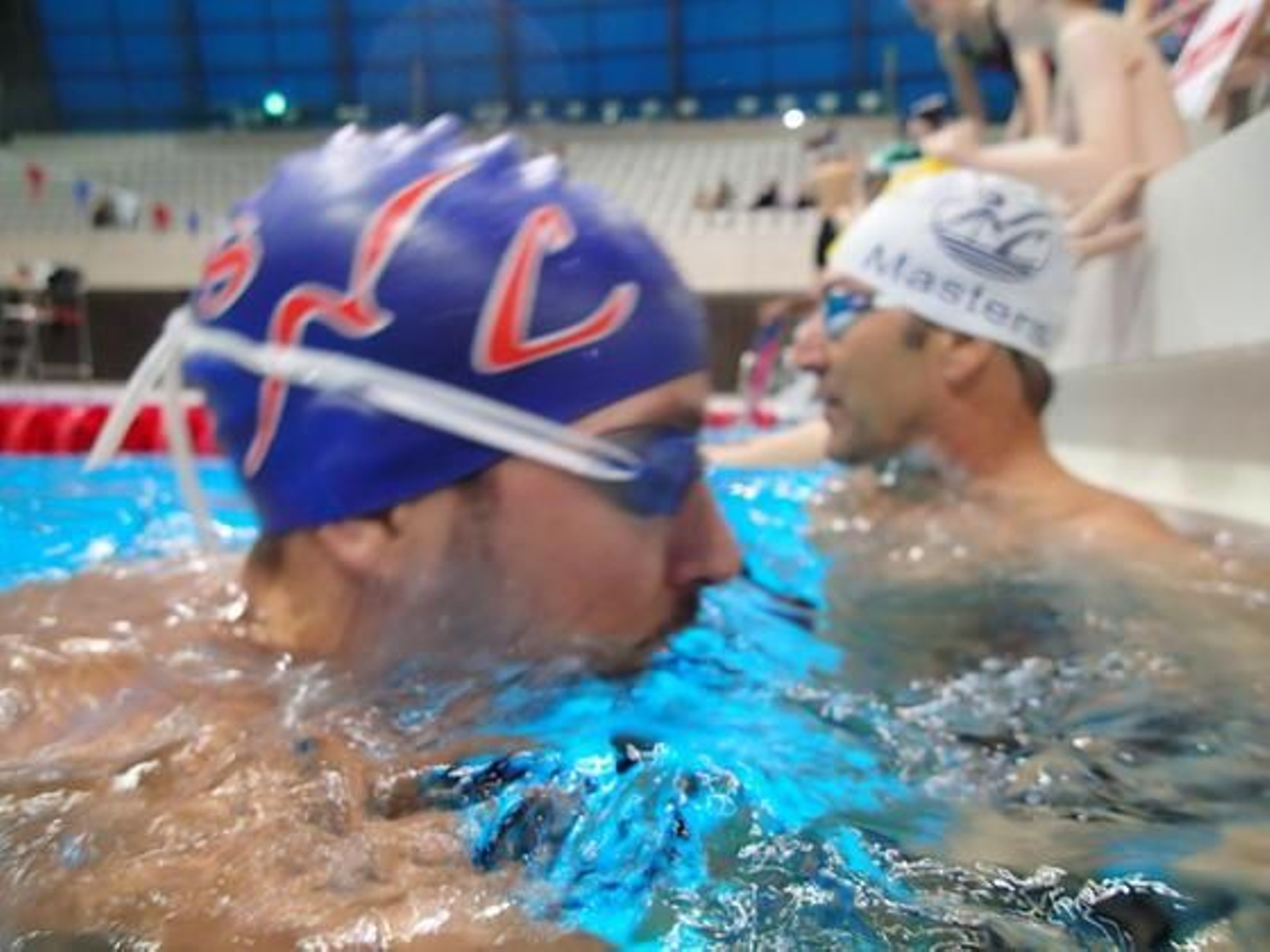 Calentamiento en la piscina en Londres, Manuel Acuña y Francisco Lora.