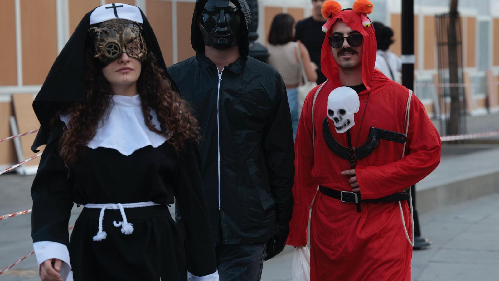 Algunos jóvenes por el centro de Sevilla engalanados para celebrar Halloween.