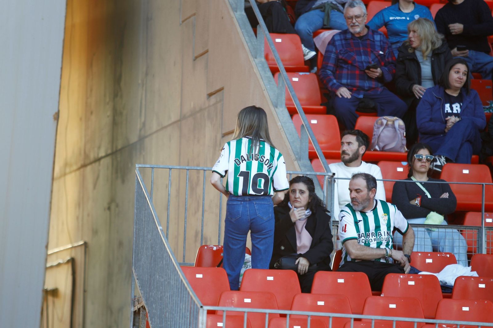 El Córdoba CF nunca camina solo: las fotos de la afición blanquiverde en Almería