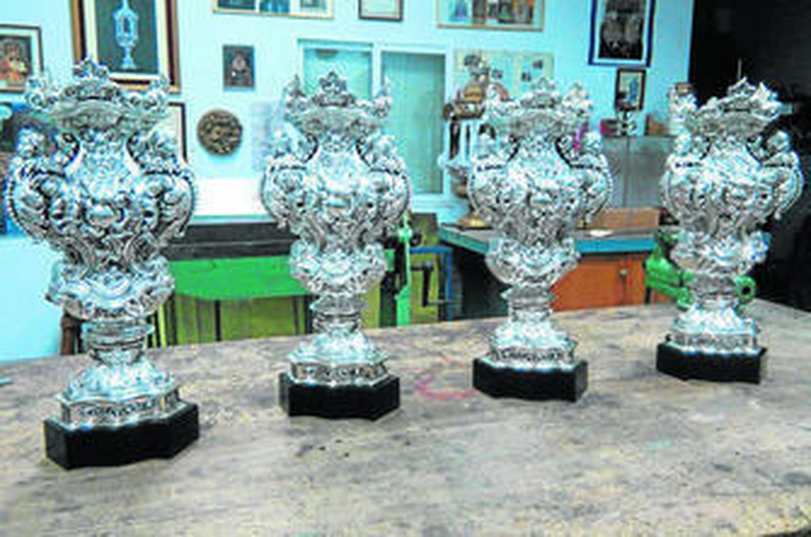 Las cuatro jarras que estrenará este Lunes Santo el palio de Soledad de Vera-Cruz, en el taller de Ramos Espinosa.