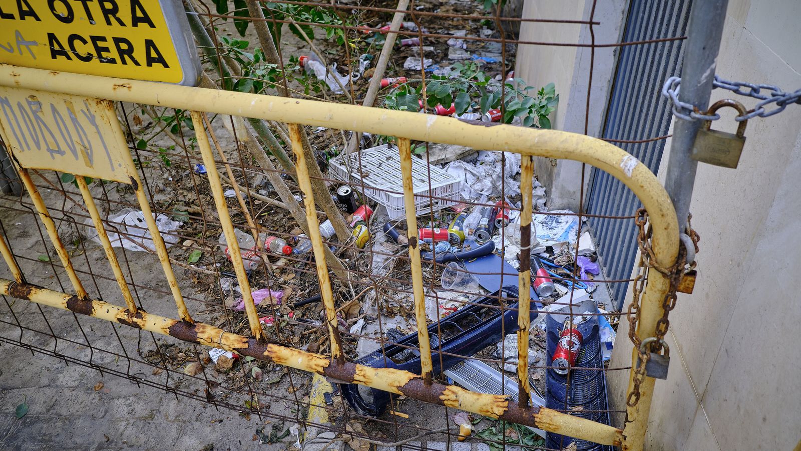 Basura acumulada tras la valla.