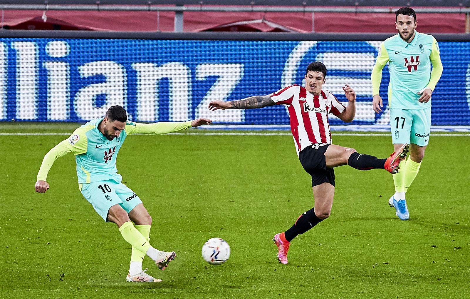 Antonio Puertas chuta sobre la portería bilbaína.