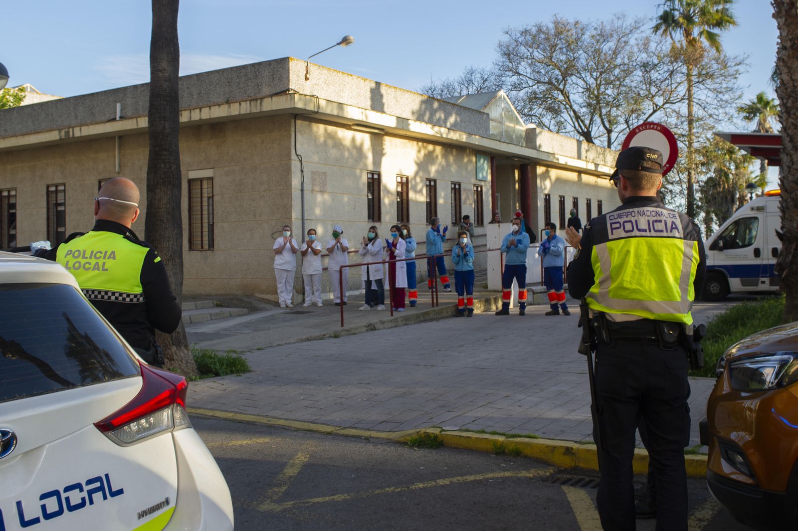 Aplausos de la Policía Local frente a los sanitarios del Centro de Salud Ribera del Muelle