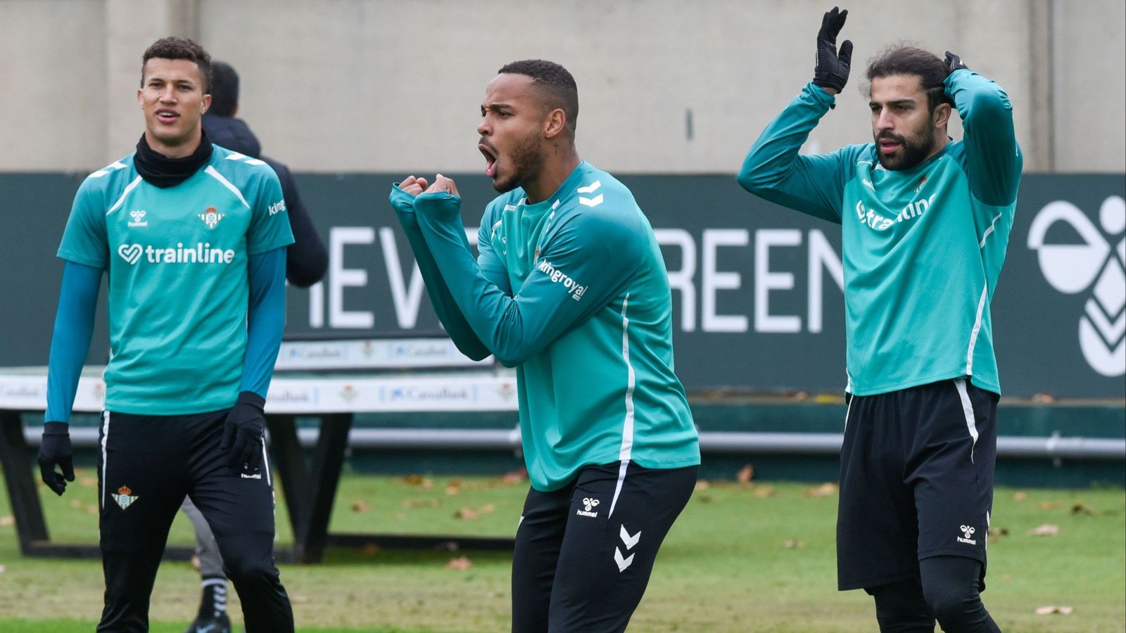Natan, eufórico en un entrenamiento junto a Deossa y Ricardo Rodríguez.