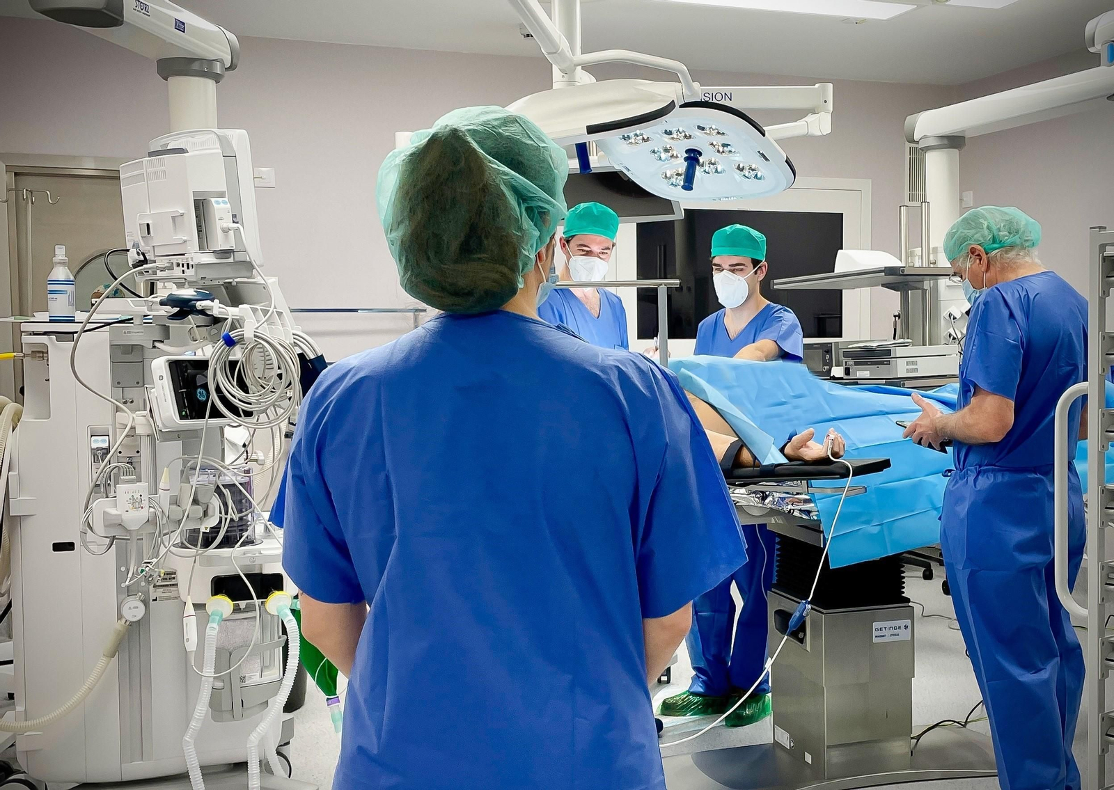 Varios sanitarios en un quirófano de un centro hospitalario andaluz.