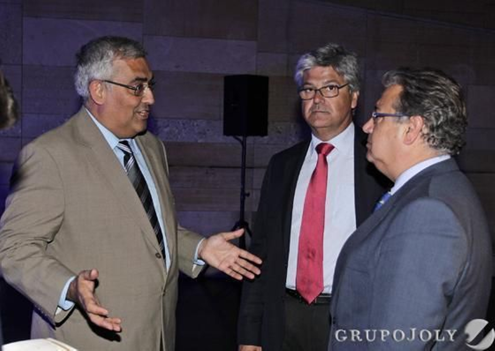 El rector de la Hispalense, Antonio Ramírez de Arellano, conversa con Javier Landa, primer teniente de alcalde y presidente del Pleno del Ayuntamiento de Sevilla, y el alcalde, Juan Ignacio Zoido

Foto: Antonio Pizarro/Juan Carlos Vázquez/Victoria Hidalgo/ Manuel Gómez