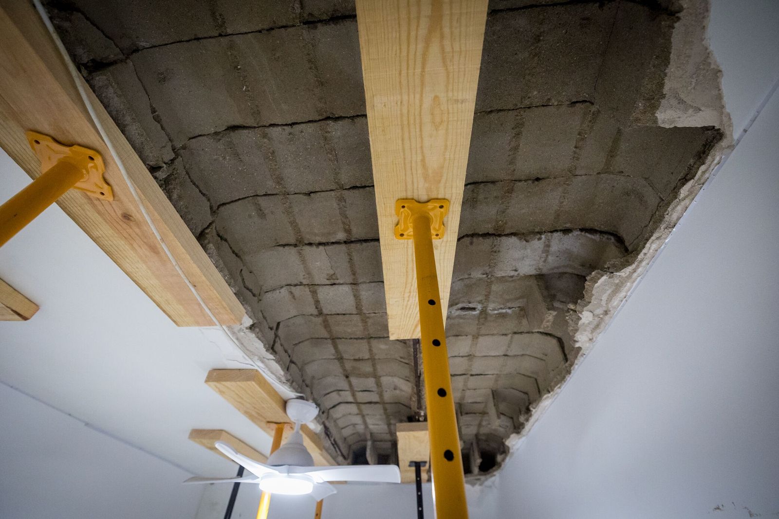 Un techo completamente apuntalado.