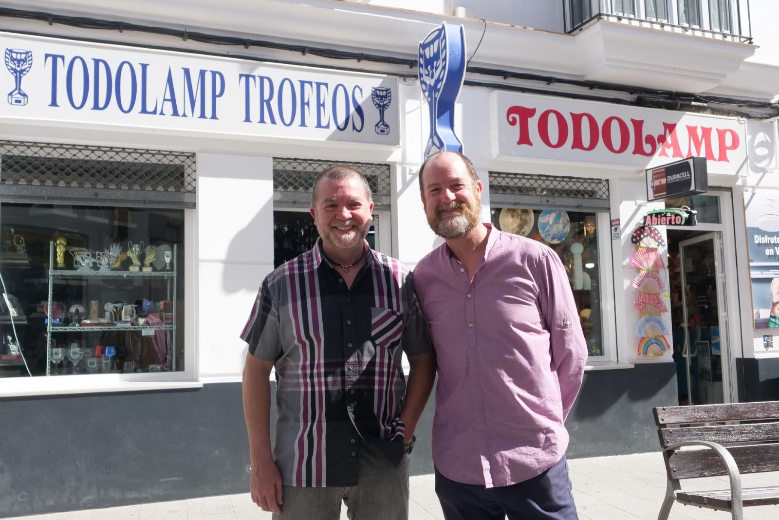 Los representantes de Todolamp.