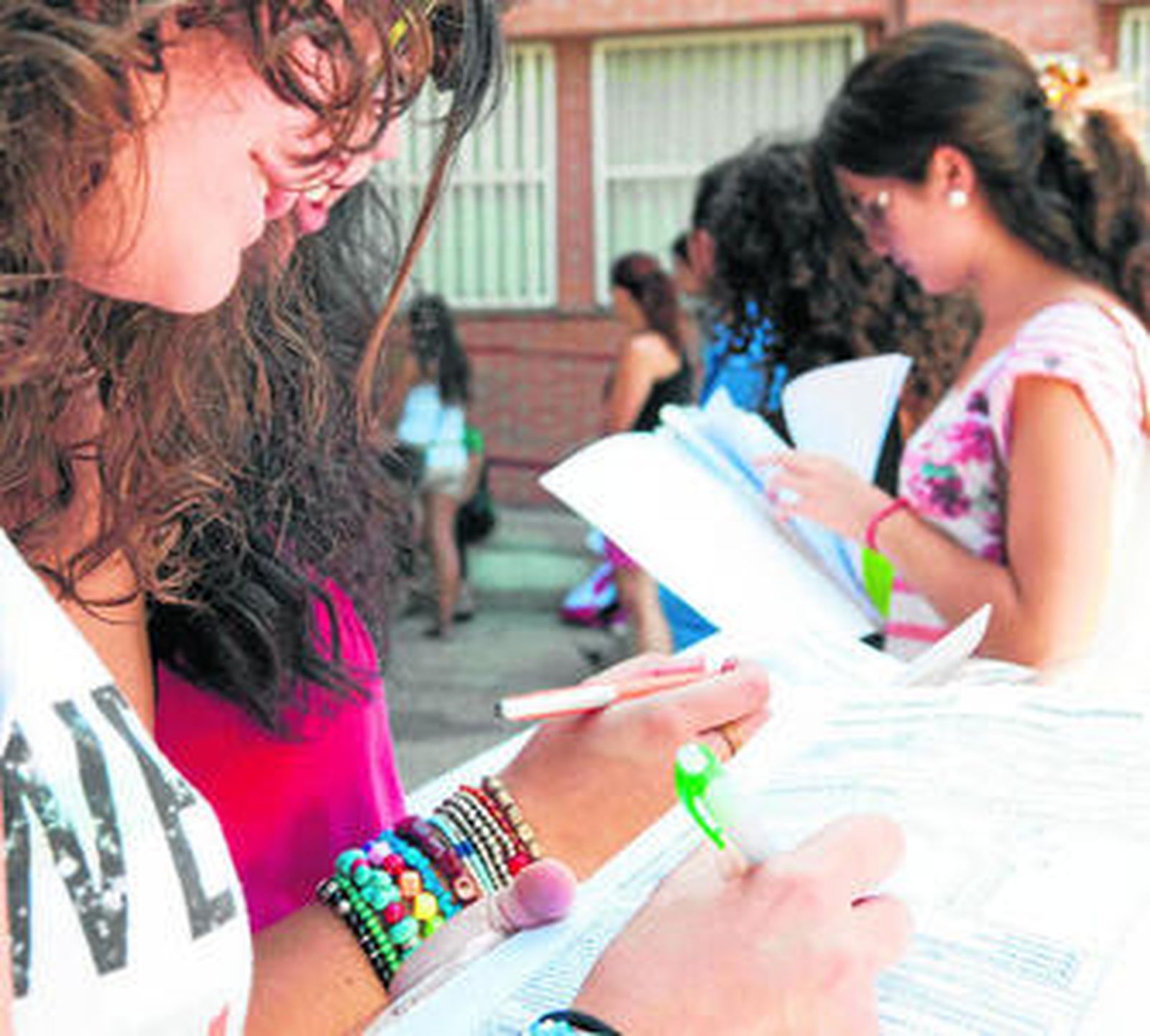 Alumnos de la Escuela Oficial de Idiomas de Granada hacen la matrícula para este curso.