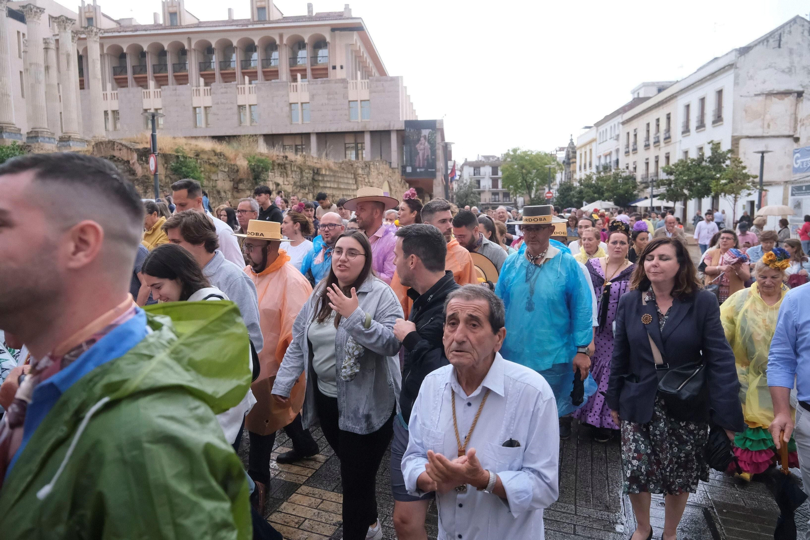 La salida bajo la lluvia de la Hermandad del Rocío de Córdoba, en imágenes