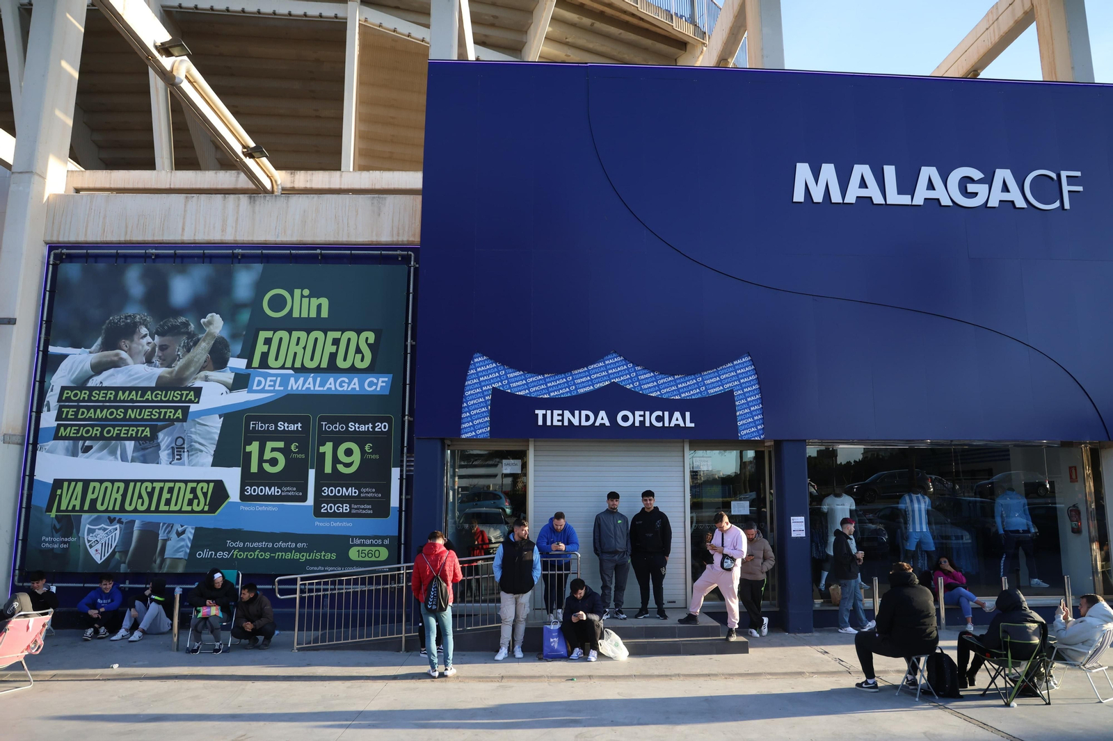 Locura en la tienda de La Rosaleda por la nueva camiseta