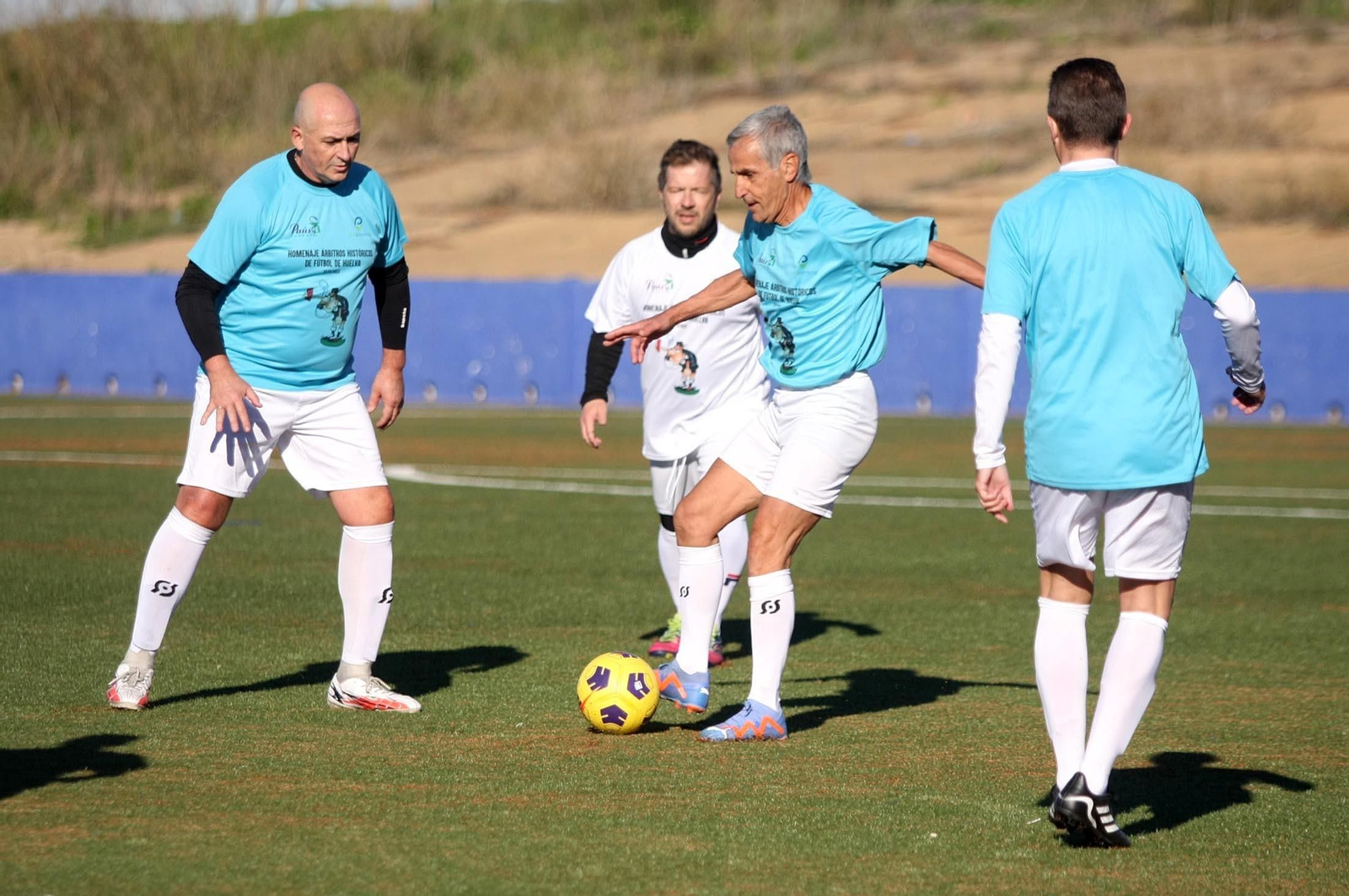 Imágenes del partido homenaje a los árbitros históricos de fútbol de Huelva