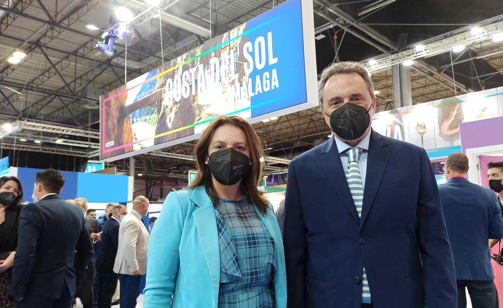 El alcalde de Torremolinos, José Ortiz, y la concejala de Comercio, Maribel Tocón, en Fitur.