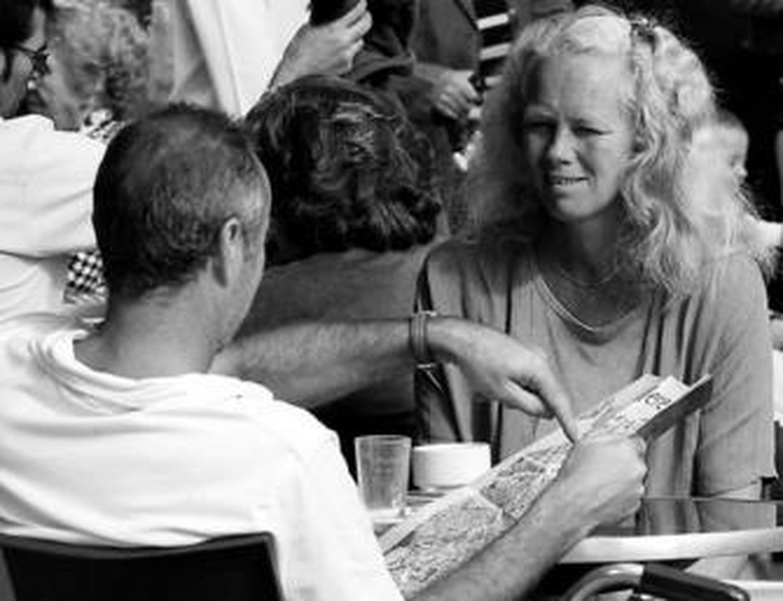 Dos turistas extranjeros consumen unas bebidas en una terraza del centro de Jerez.