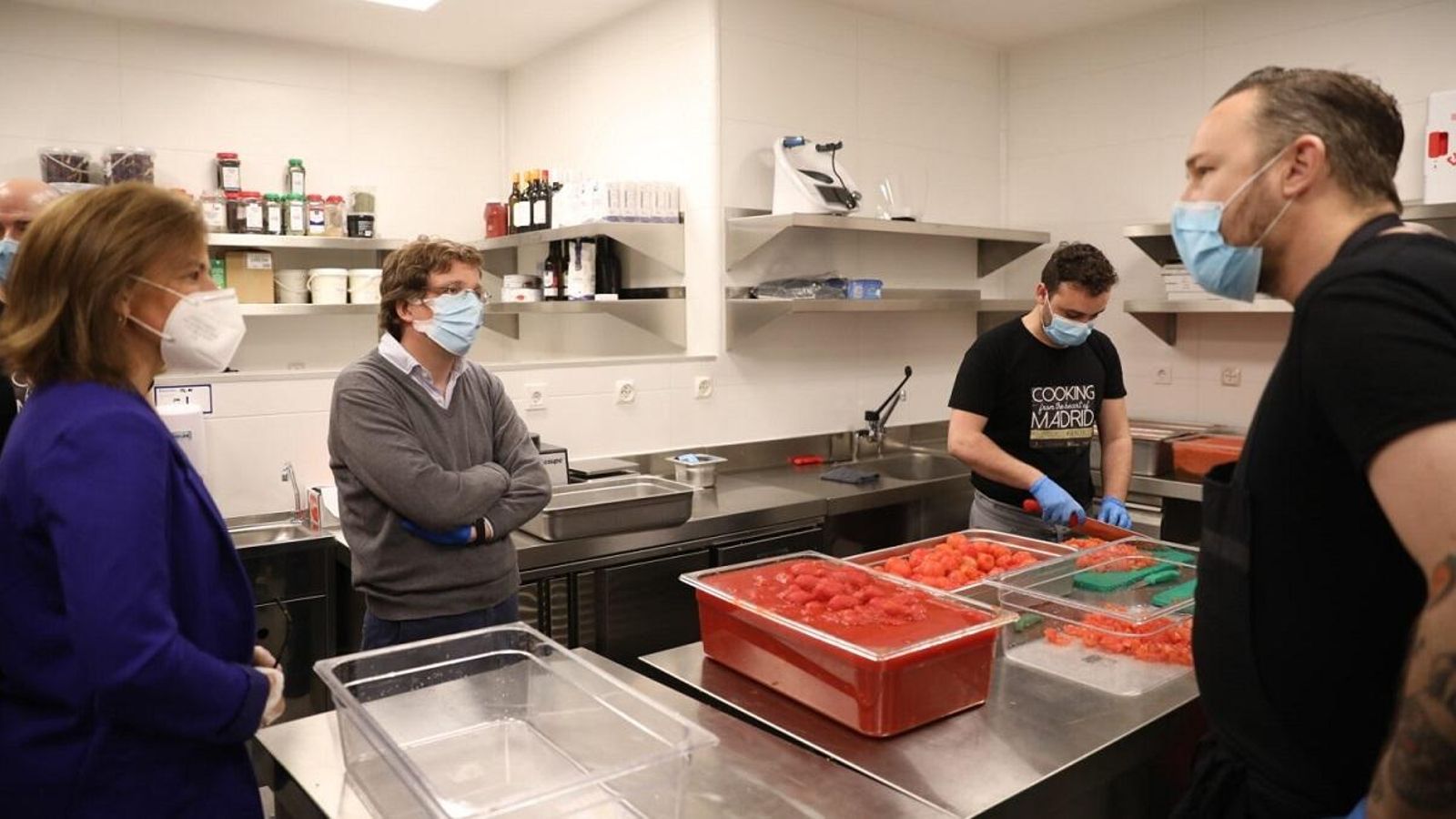Equipo de Dani García preparando los menús en el hotel Four Seasons de Madrid. Equipo de Dani García preparando los menús en el hotel Four Seasons de Madrid.
